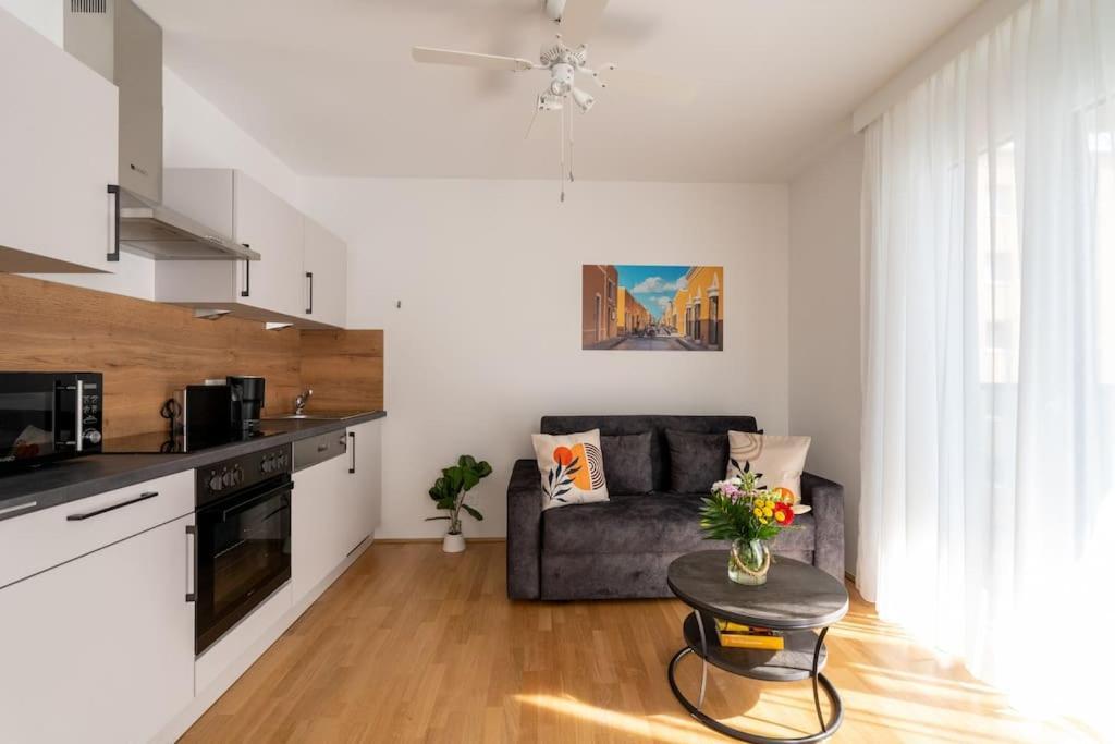 Sunny 1Br Home With Balcony By Hm Виена Екстериор снимка