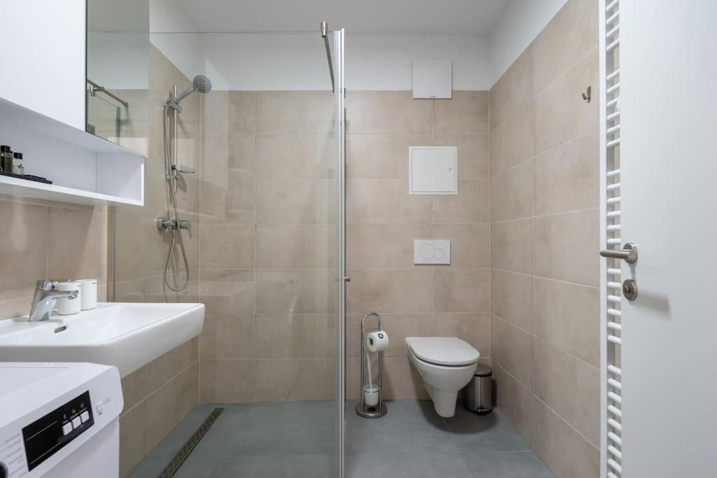Sunny 1Br Home With Balcony By Hm Виена Екстериор снимка