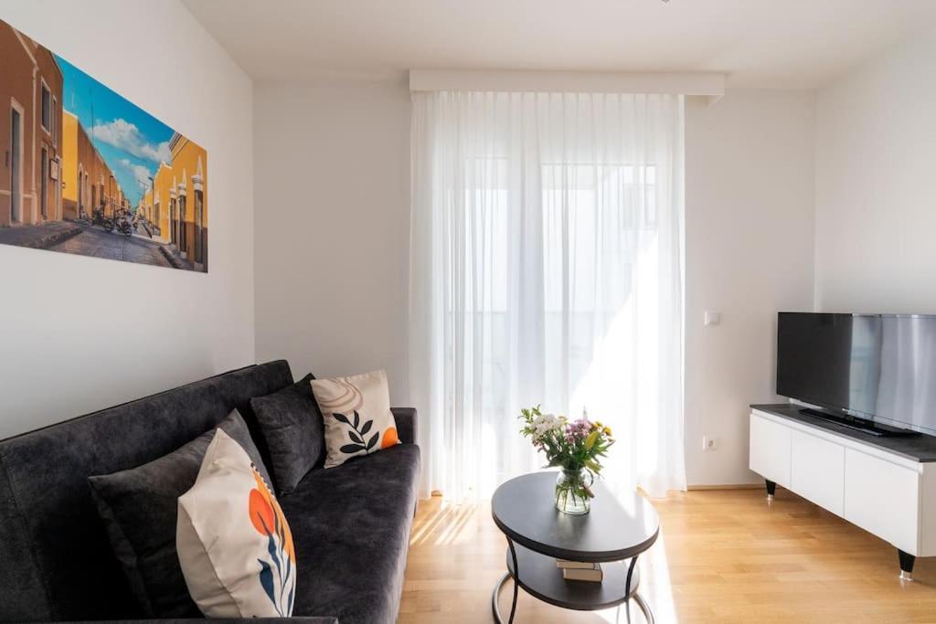 Sunny 1Br Home With Balcony By Hm Виена Екстериор снимка