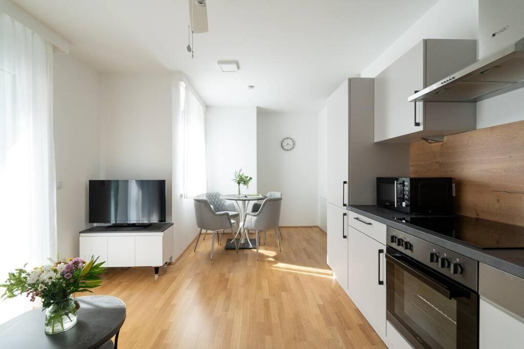 Sunny 1Br Home With Balcony By Hm Виена Екстериор снимка